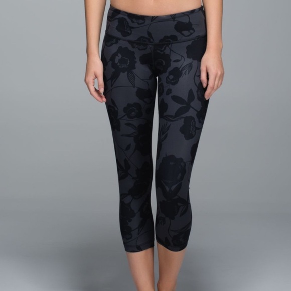 Lululemon Wunder Under Crop II Full-On Luxtreme Black Floral - Size 4 - Picture 2 of 6
